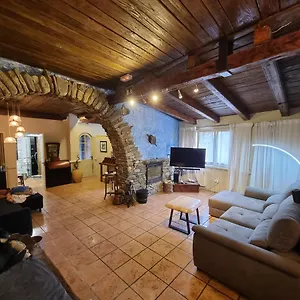 Bajos Con Encanto En Apartamento